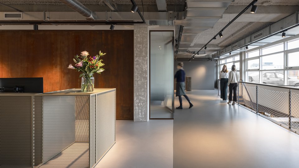 Architectuur ontwerp door het architectenbureau Fokkema & Partners, voor een accountant kantoor met een gietvloer, een kortend stalen muren effect