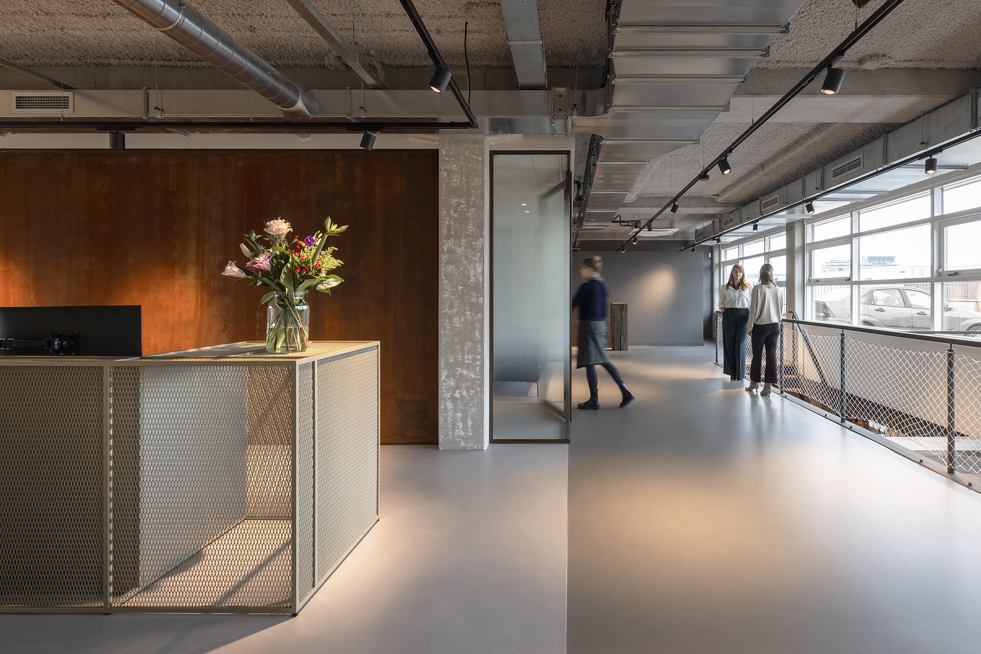 Architectuur ontwerp door het architectenbureau Fokkema & Partners, voor een accountant kantoor met een gietvloer, een kortend stalen muren effect