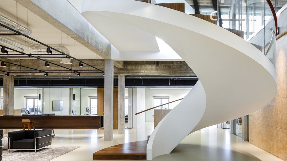 For EY Parthenon, Fokkema Architects realised a bright and surprising office environment, with a renovation of de nieuwe bank building in Rotterdam.