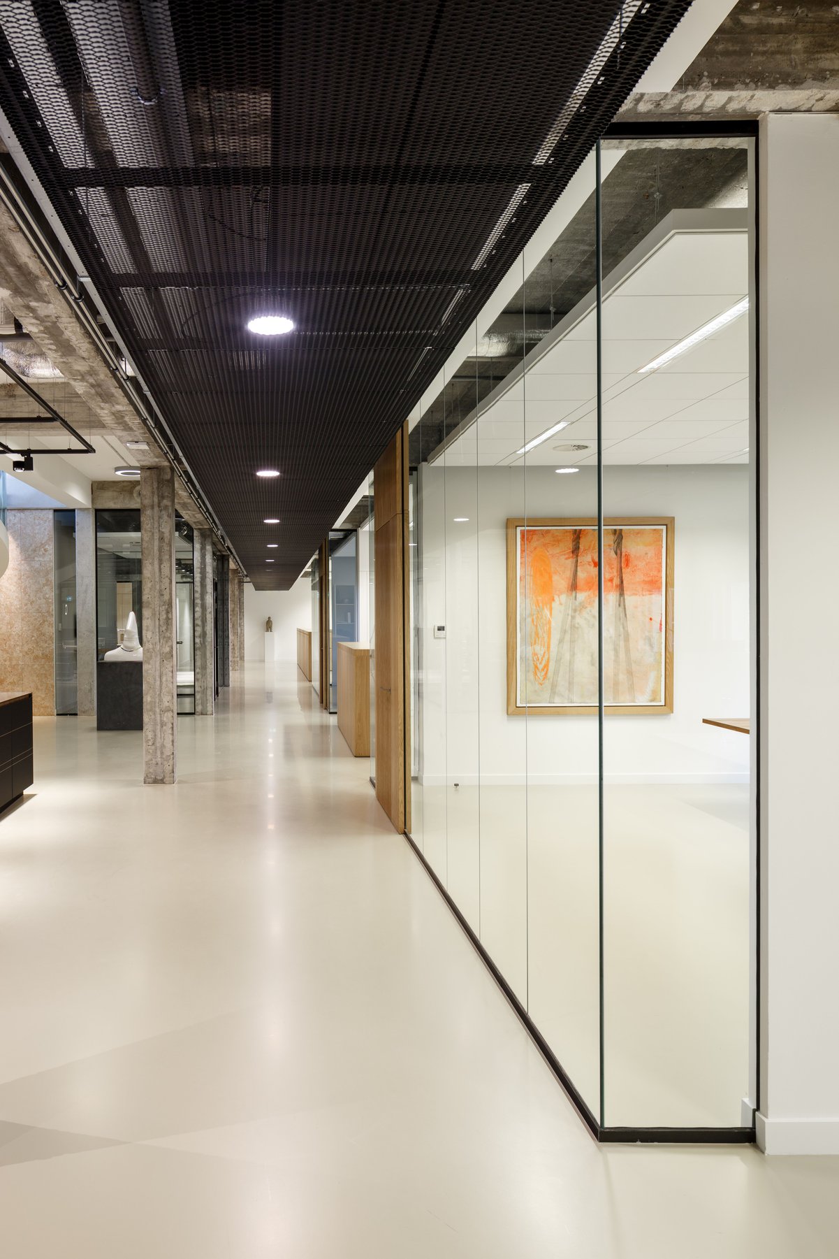 For EY Parthenon, Fokkema Architects realised a bright and surprising office environment, with a renovation of de nieuwe bank building in Rotterdam.