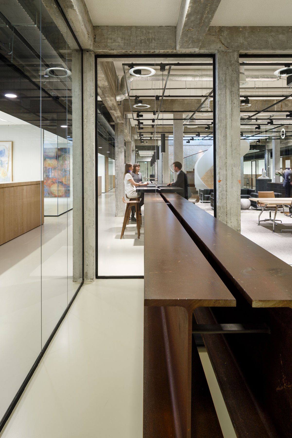 For EY Parthenon, Fokkema Architects realised a bright and surprising office environment, with a renovation of de nieuwe bank building in Rotterdam.