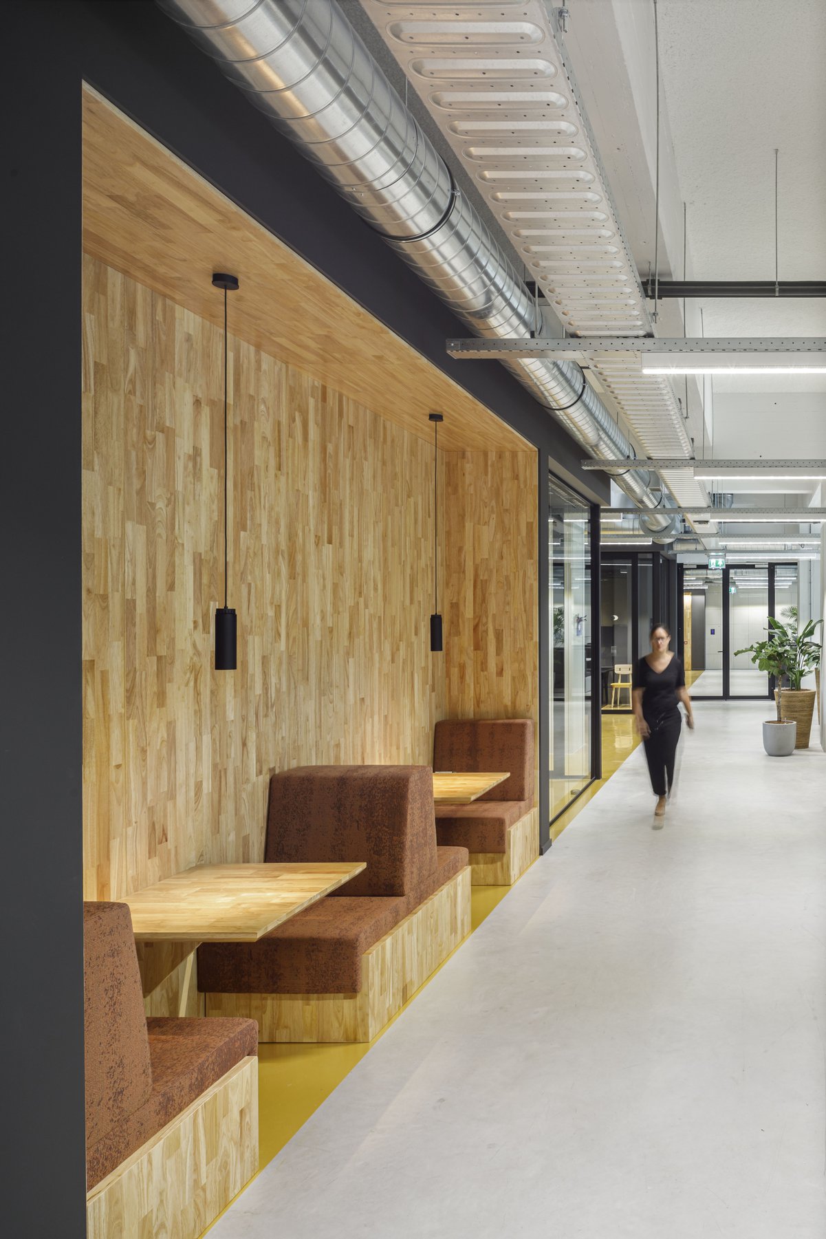 Architecture. With its relocation to the cleantech campus IPKW, global accountancy and advisory firm EY immersed its Arnhem office amid a forward thin