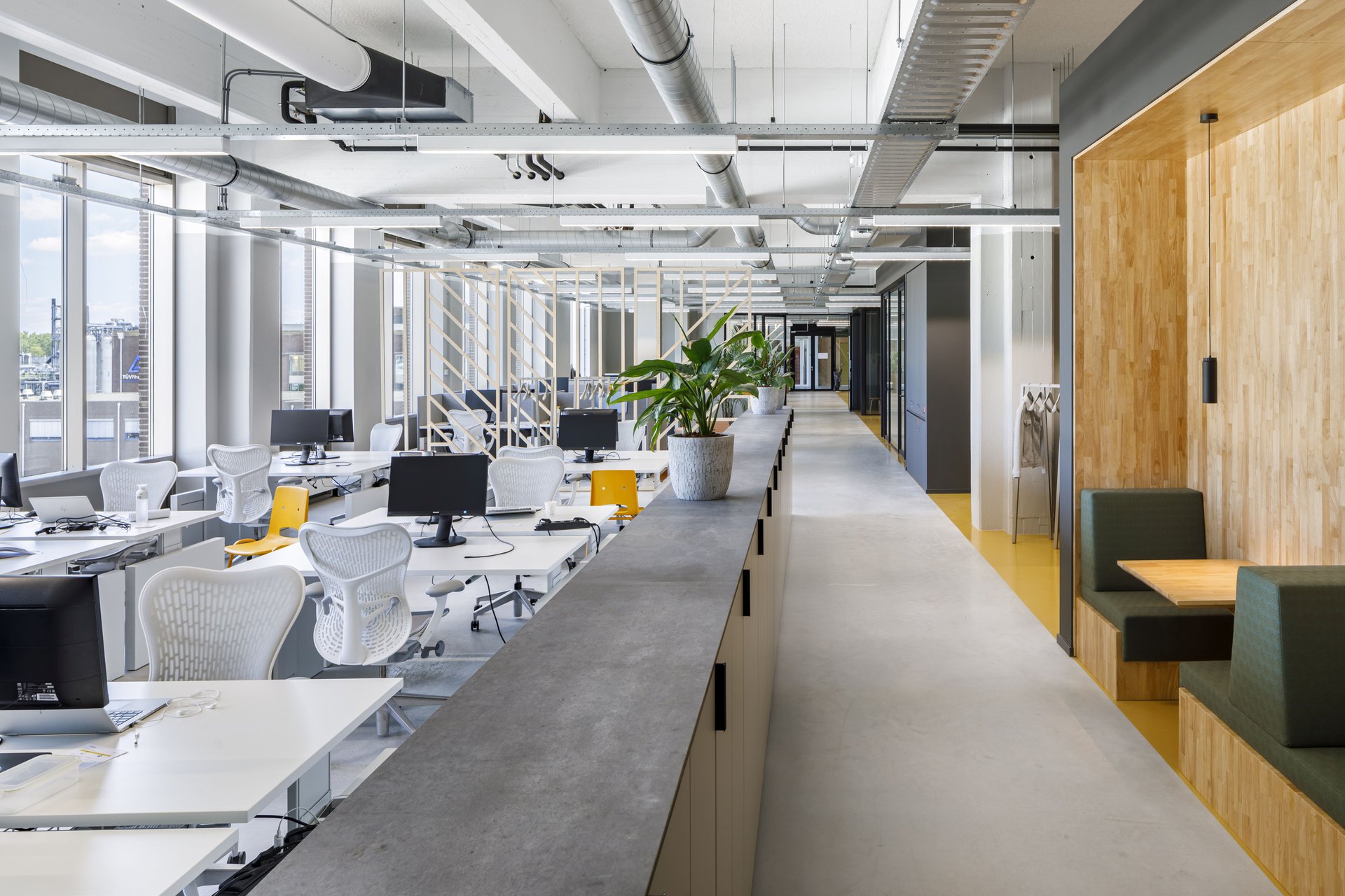 Architecture. With its relocation to the cleantech campus IPKW, global accountancy and advisory firm EY immersed its Arnhem office amid a forward thin