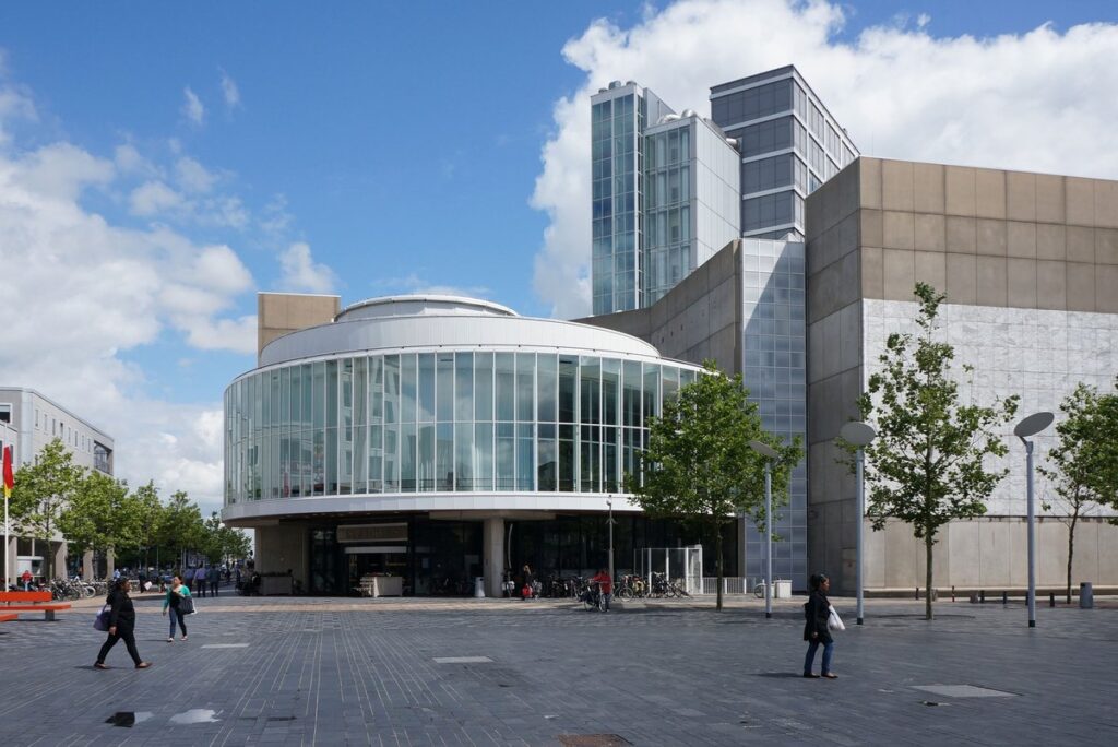 The Council Chamber celebrates the original architecture merging with a contemporary look.