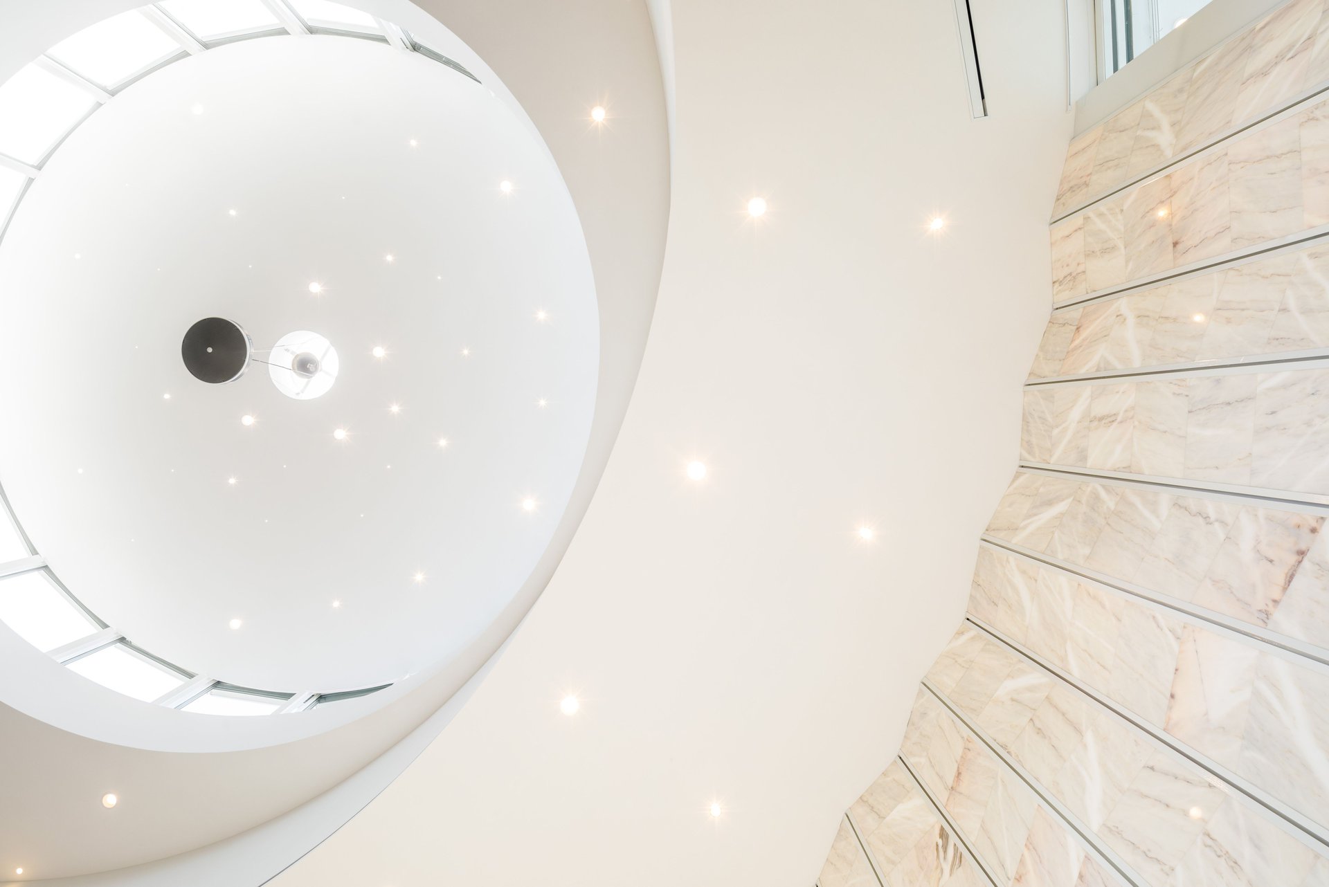 The public is invited to follow the political process, leading to a symbioses between proximity and transparency.