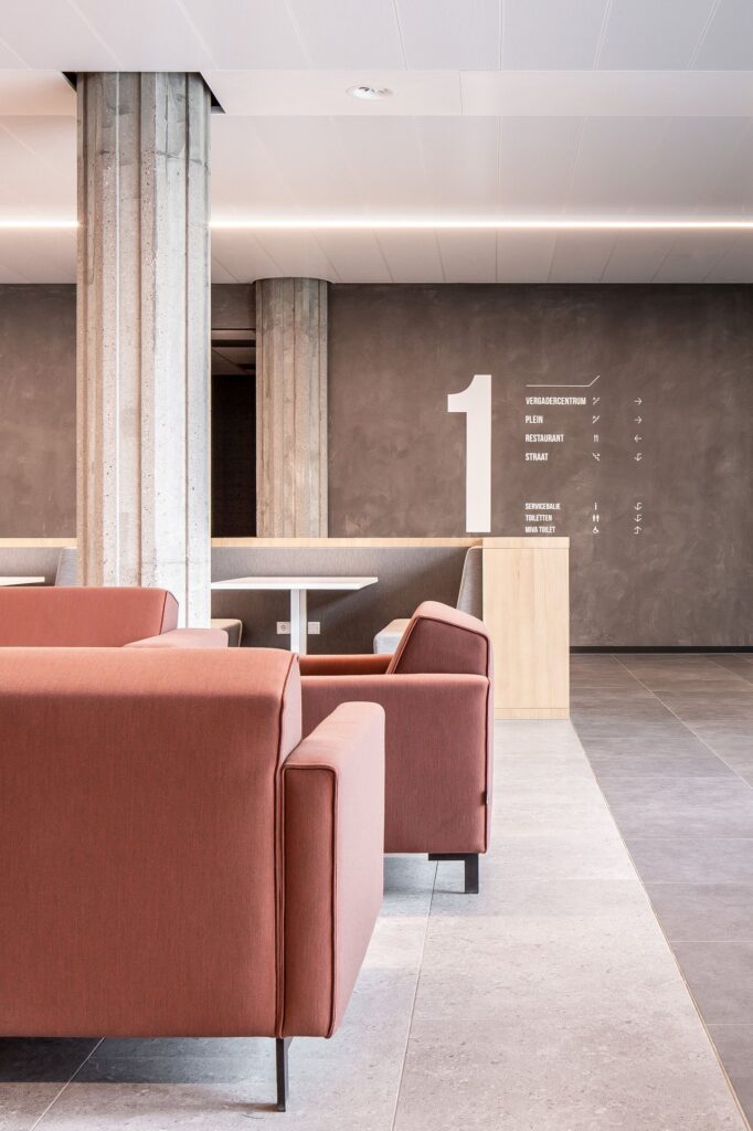 State Office 'de Knoop' in Utrecht is a meeting hub for people from around the country. It comprises 30.000 m2. The wayfinding was integrated into the interior design.