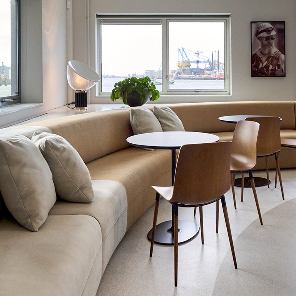 Meeting rooms and facilities in the inner curve.