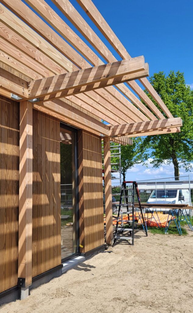 Wooden pavilion with larch columns and beams