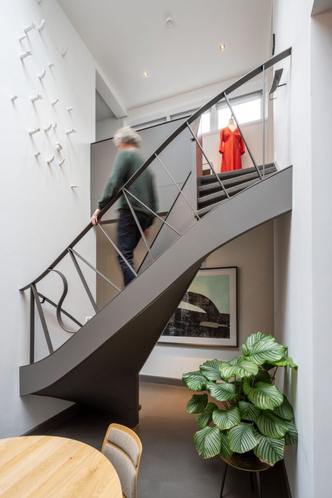 Light court in 'Vila Tasa' enhancing natural light