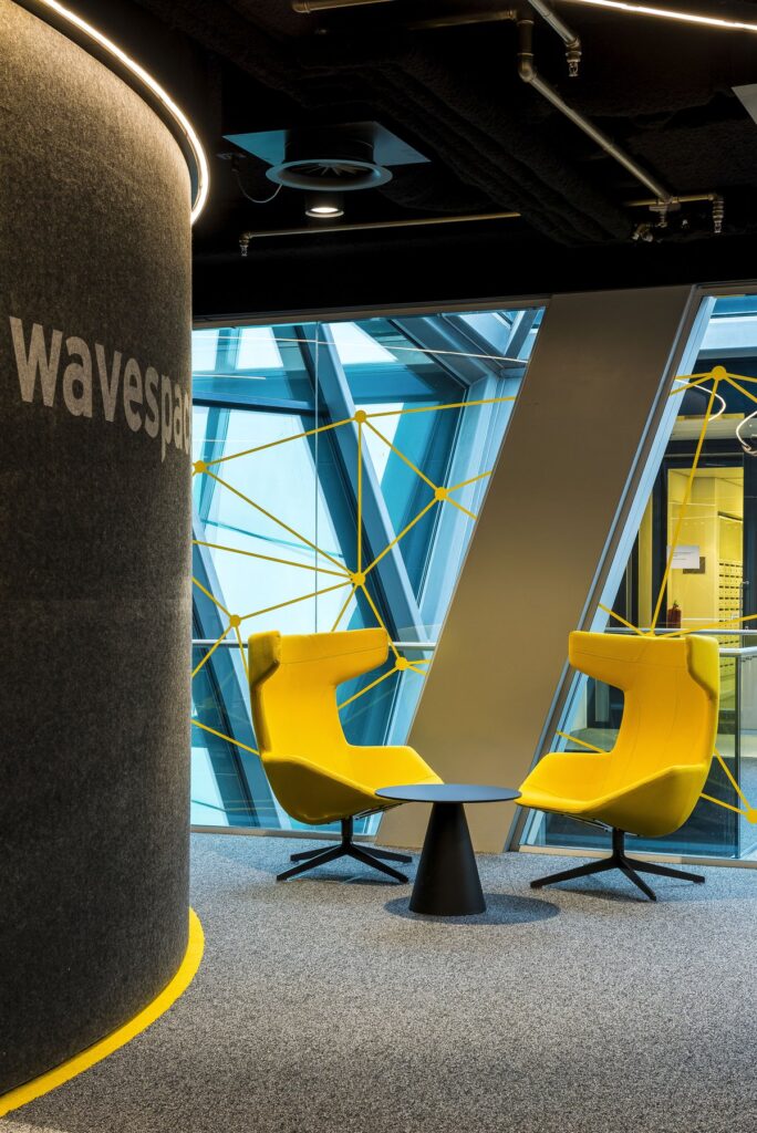 EY wavespace with pivoting tables and glass partition wall