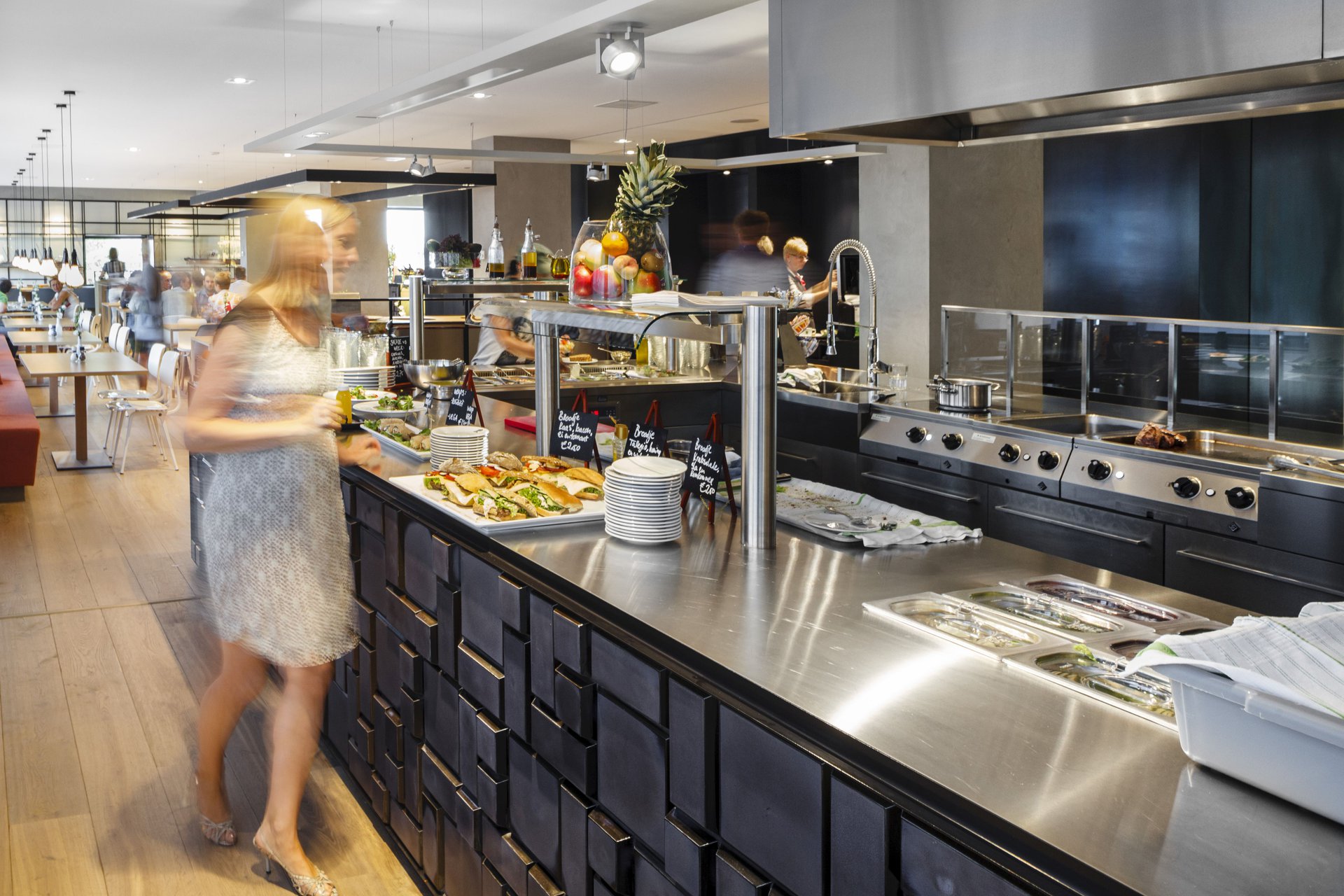 Renovated spaces with modern design in 'Het Havengebouw'