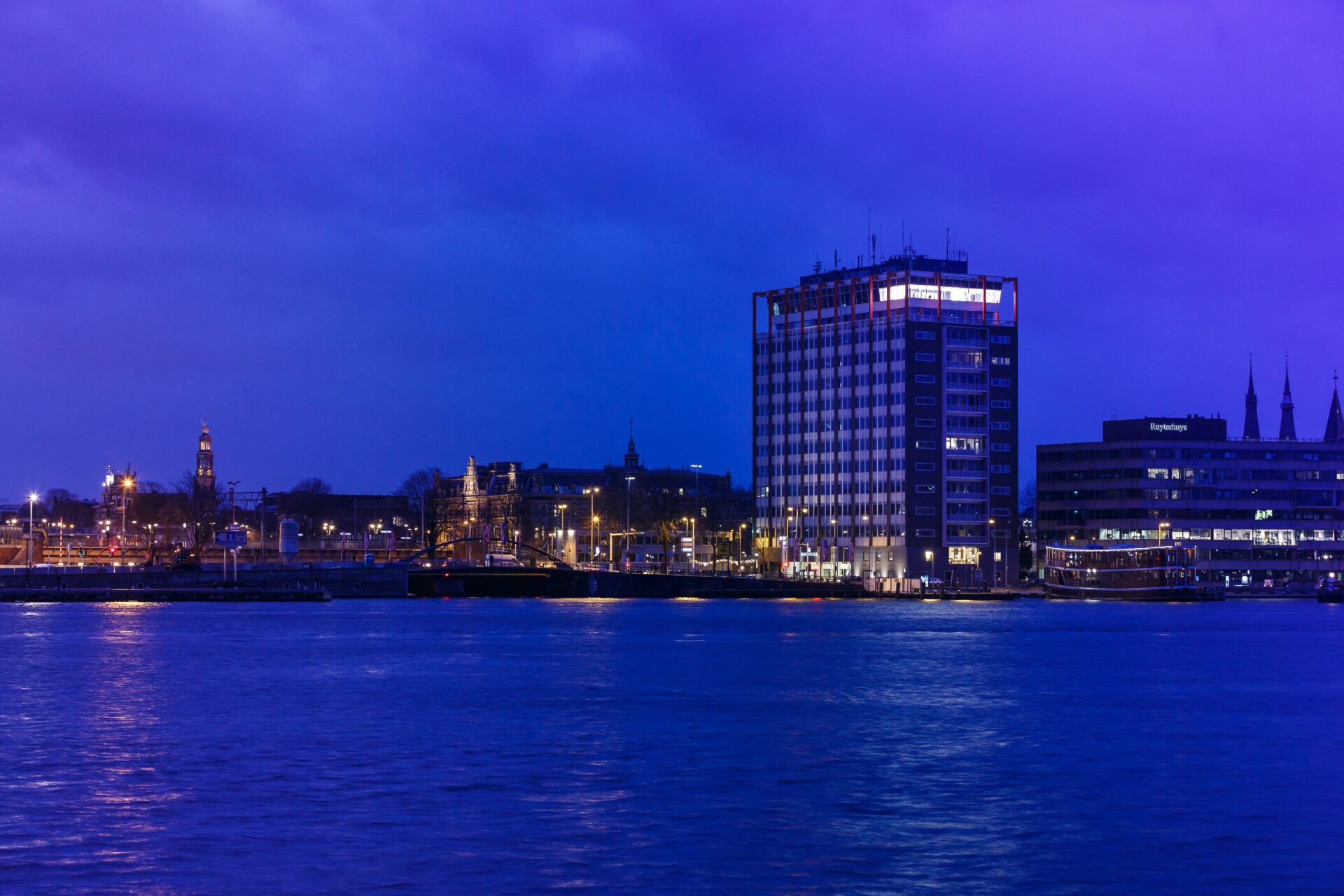 Illuminated Havenzaal visible to passers-by