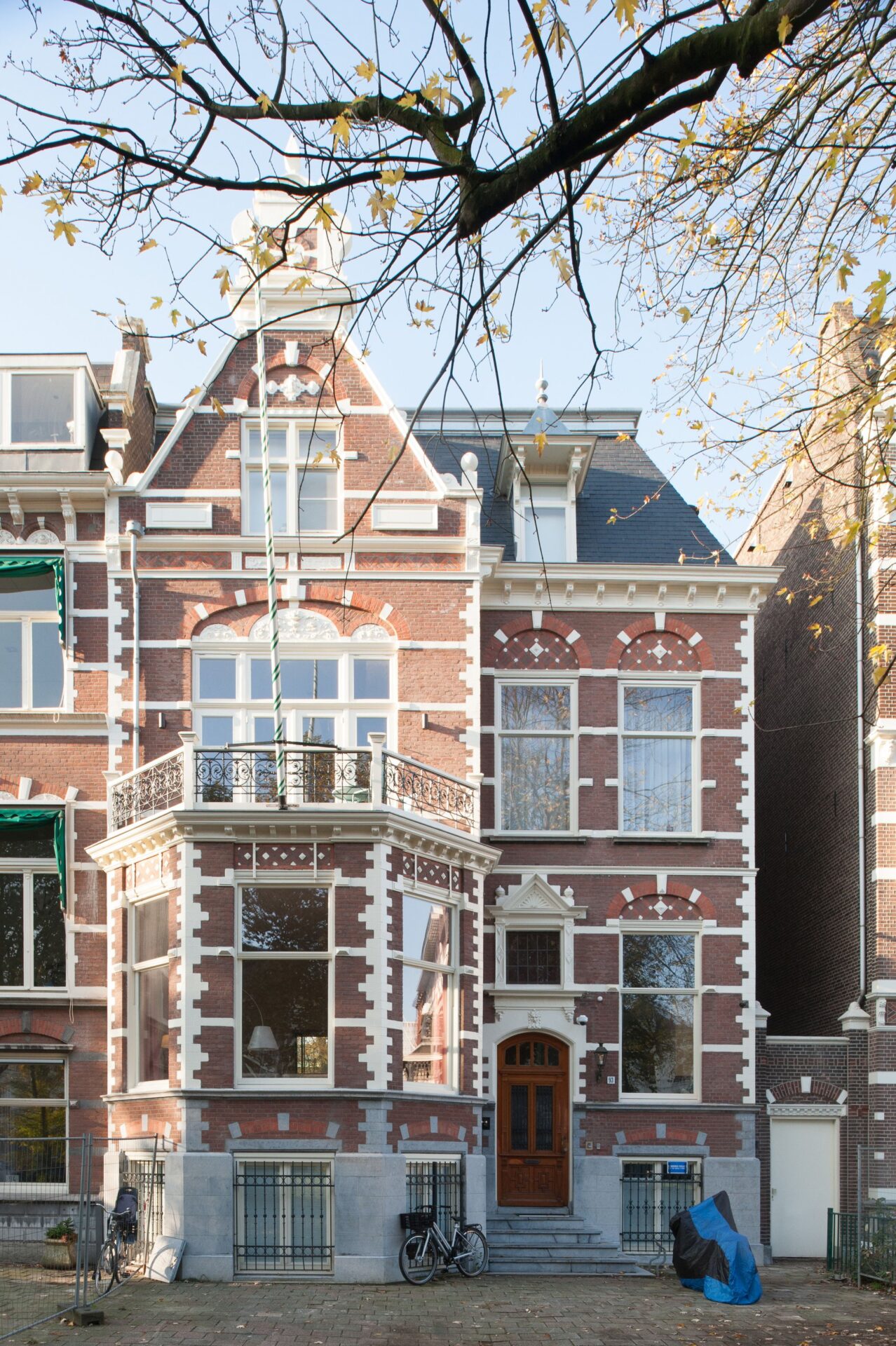 Contemporary re-interpretation of residential qualities in a late 19th century residence