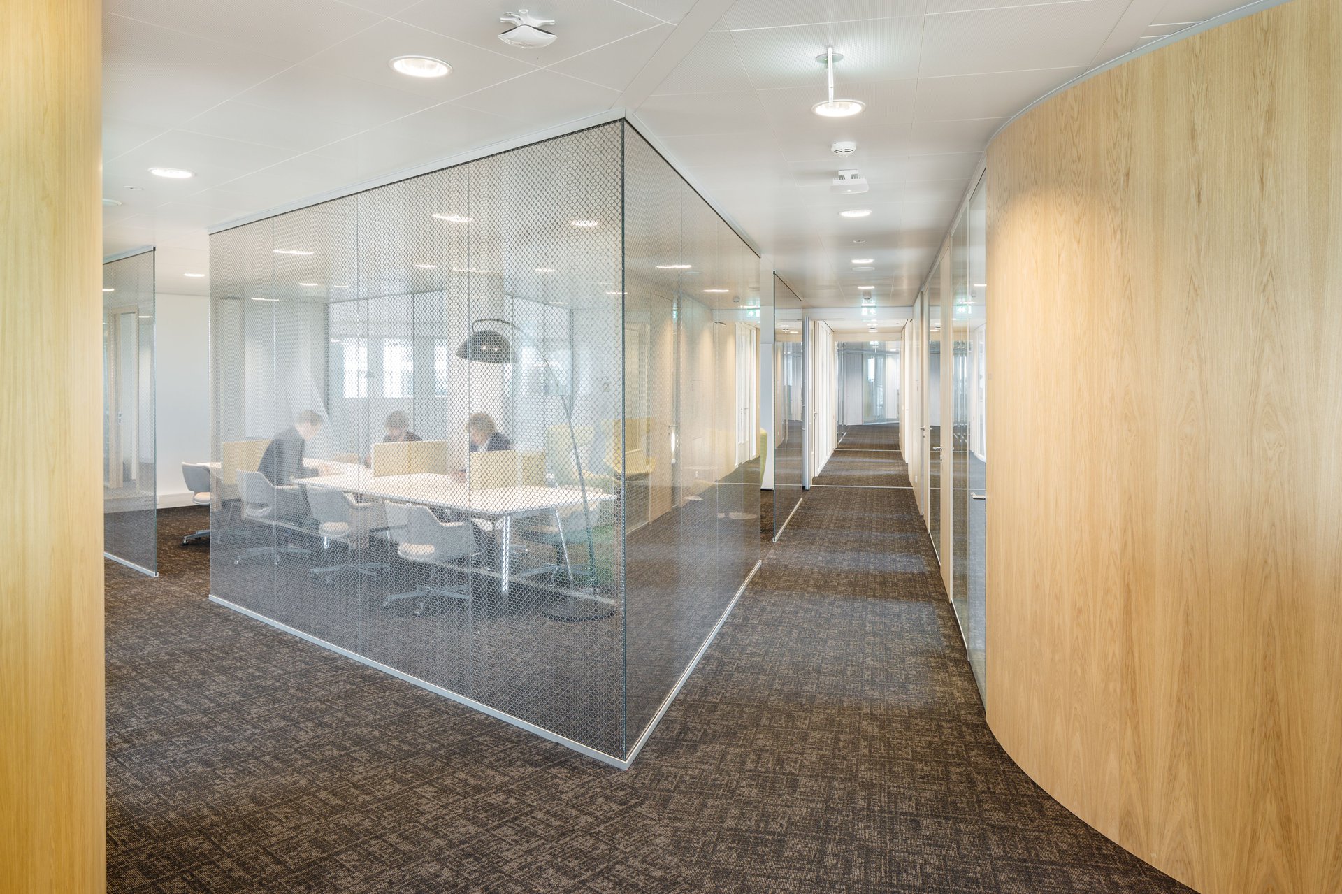 Fluidity between spaces, spectacular voids, exciting routing and the symbiosis between the interior elements and the building.
