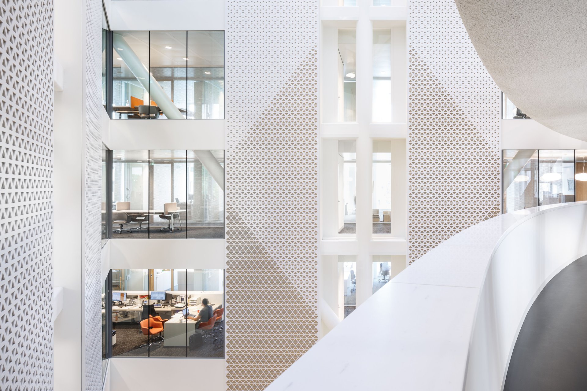 Fluidity between spaces, spectacular voids, exciting routing and the symbiosis between the interior elements and the building.