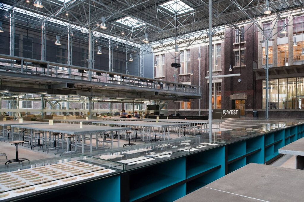 Interior view of TU Delft Bouwkunde with meeting spaces