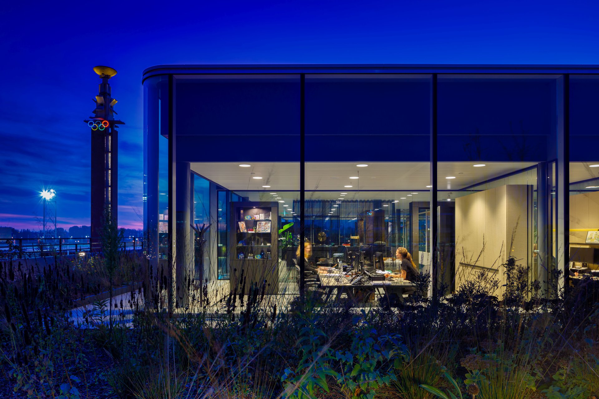 An interplay of faces and lines reflects the rational building architecture