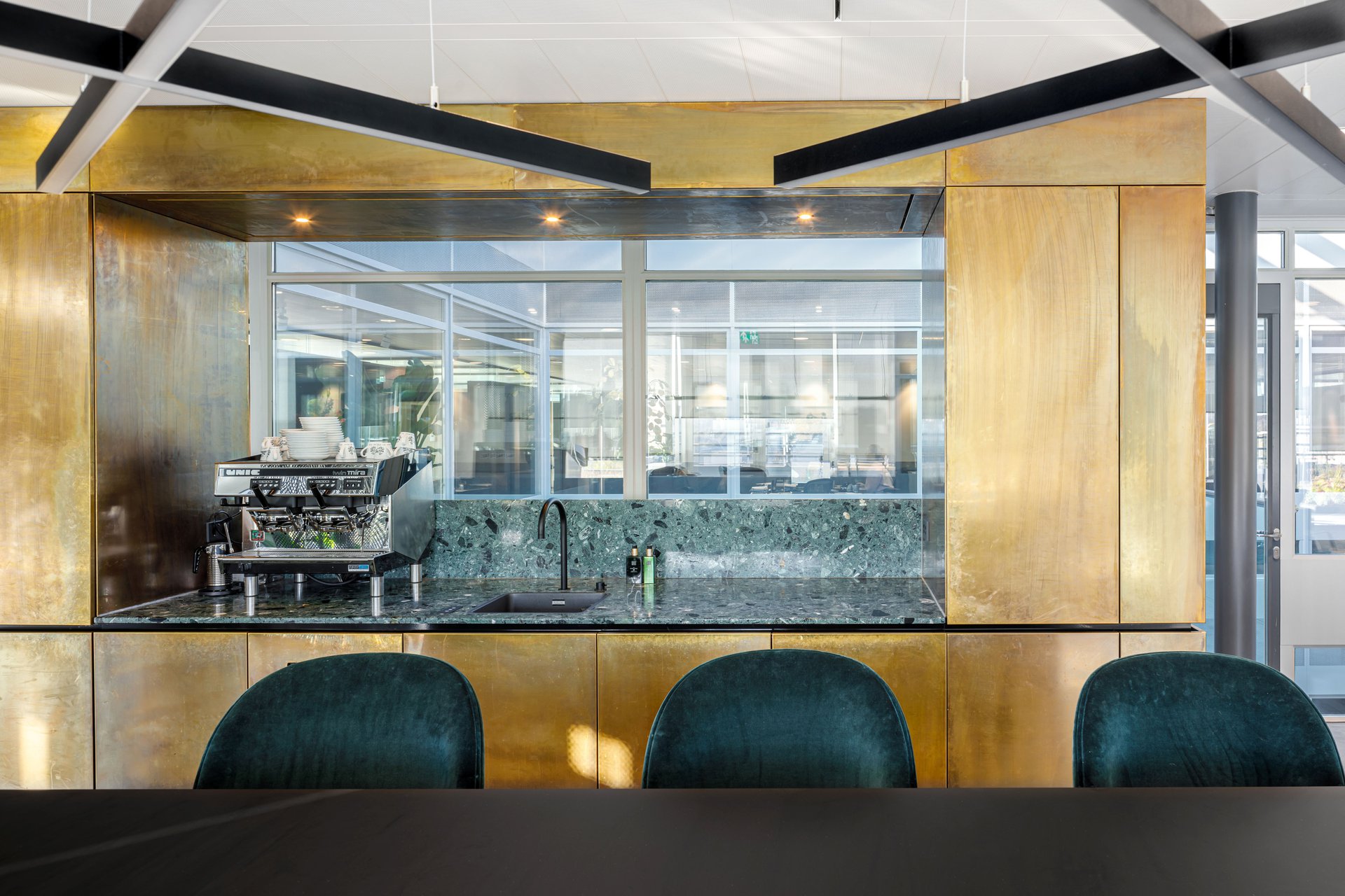 Interior design with interplay of faces and lines