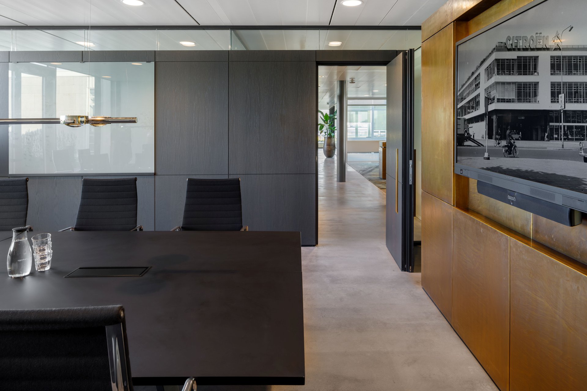 Interior design with interplay of faces and lines