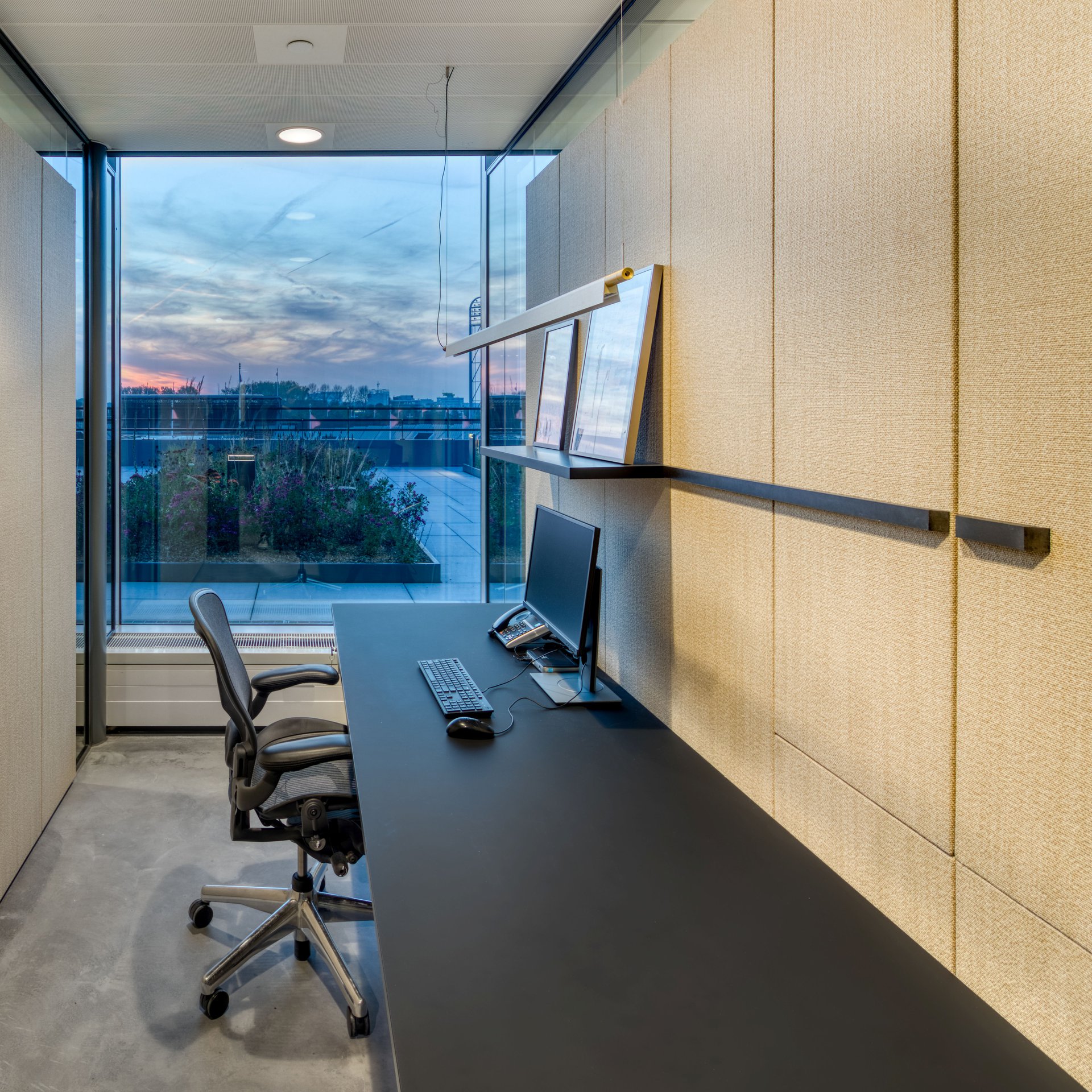 Interior design with interplay of faces and lines